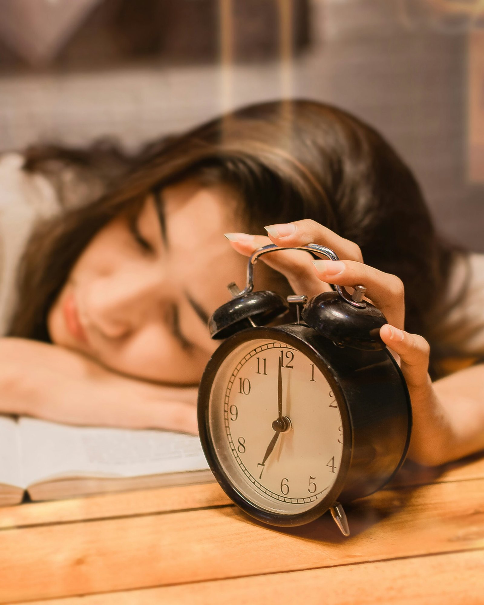 Unlock Better Sleep: Master the 90-Minute Rule for a Restorative Night 1 photo 1499440649103 1190e0631659 scaled